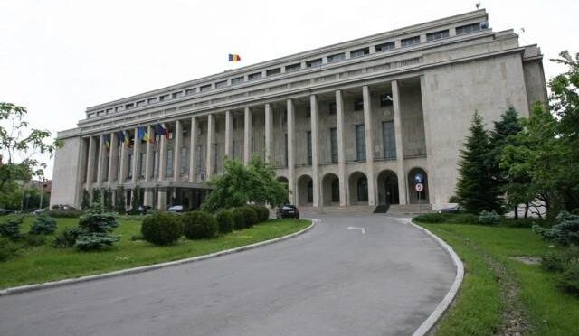 Guvernul Ciolacu a plătit sume uriașe pentru a închiria, în 2025, mașini pentru transportul bugetărimii din Palatul Victoria
