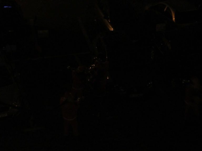 AUDIO: Au reapărut Moș Crăciunii colindători printre blocurile din Iași