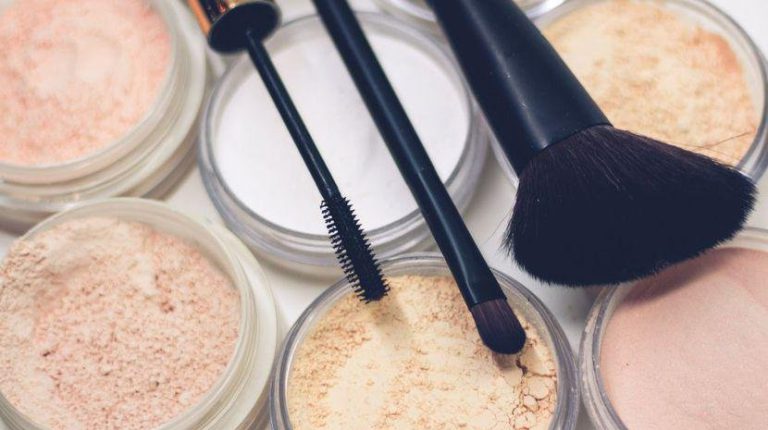 Cosmetice pline de substanțe chimice cancerigene, vândute în România.