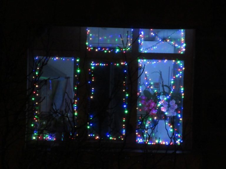 FOTO: Luminițe la ferestrele locuințelor din Iași în așteptarea Crăciunului