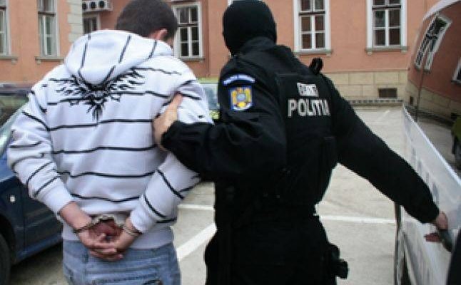  Tânăr reţinut după ce s-a rănit intrând cu maşina într-un copac