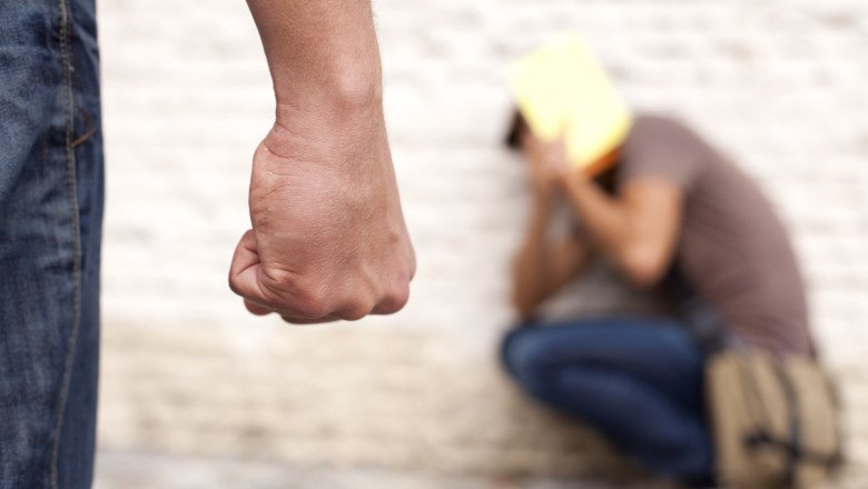 Un golan care a terorizat timp de opt ani un bărbat din Socola a fost cât pe ce să scape basma curată din cauză că procurorii și judecătorii s-au mișcat ca melcii