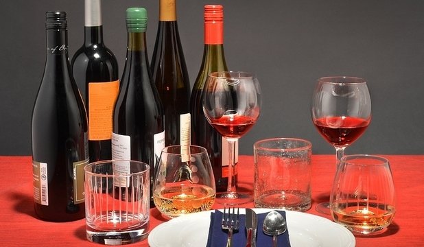 La ce temperatură trebuie băut vinul? Care e diferența esențială dintre vinul roșu și cel alb