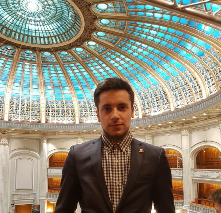 PORTRET DE PARLAMENTAR: Deputat la 26 de ani.Tinerețea: o virtute sau o piedică? (P)