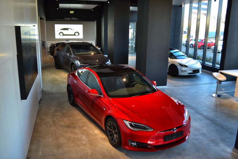 Tesla deschide showroom la Timișoara. Compania vizează extinderea în Moldova, inclusiv la Iași