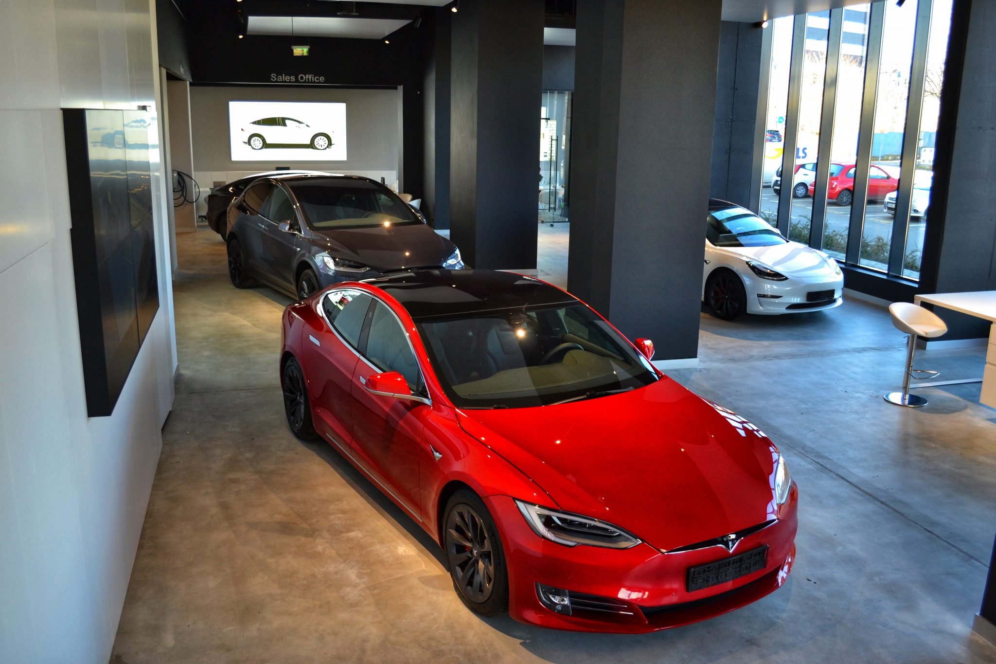 Tesla deschide showroom la Timișoara. Compania vizează extinderea în Moldova, inclusiv la Iași