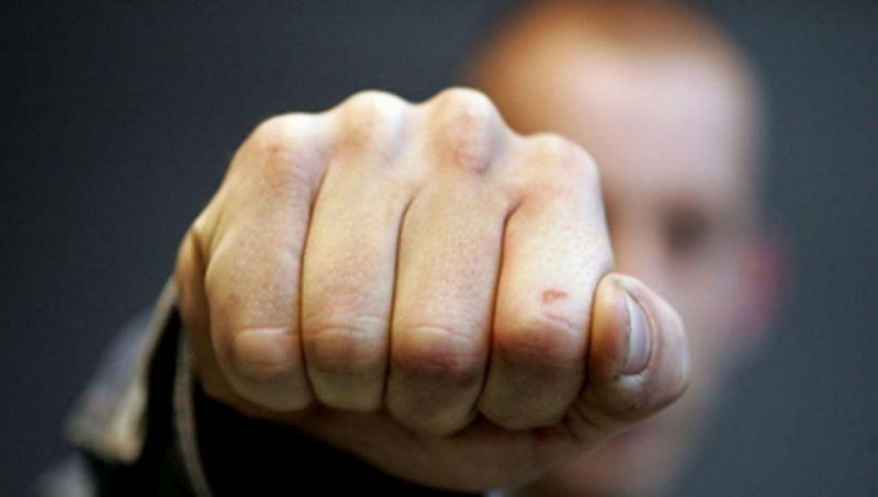  Arad: Un băiat de 12 ani a murit după ce a fost lovit cu pumnul în cap. Agresorul a fost trimis în judecată