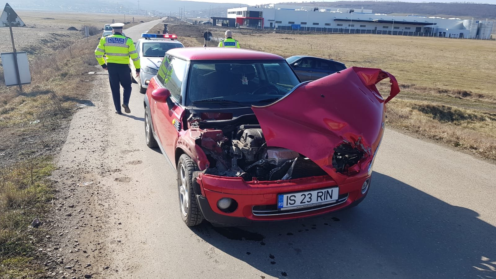  EXCLUSIV: Mașina unei tinere s-a oprit pe calea ferată. Trenul a izbit-o la Uricani