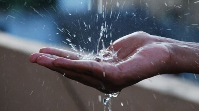 De ce trebuie să plătești apa de ploaie când stai la bloc sau la casă? Cum se calculează cât „ai consumat”?