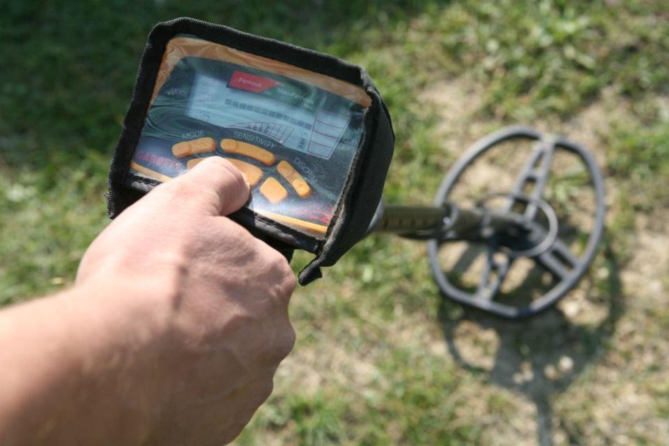 Un detector de metale de 1.000 lei îți poate aduce zeci de mii de €. Cum intri în posesia aparatului