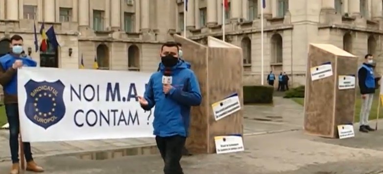  Protest cu WC-uri! Polițiștii spun că nu mai vor să-și facă nevoile în fundul curții