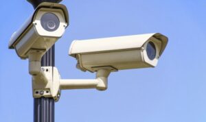 Camerele video nu trebuie să vadă „dincolo de gard”. Cu cât a fost amendată o firmă pentru că filma intrarea în casa vecinului
