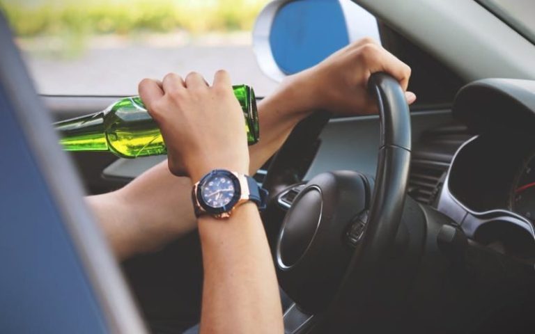 Un tânăr șofer băut s-a izbit cu mașina de un cap de pod