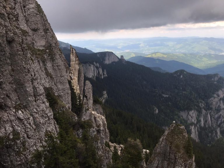 Sibiu: Un bărbat a căzut de pe o stâncă, de la o înălţime de 10 – 15 metri, în zona turistică Valea Moaşei