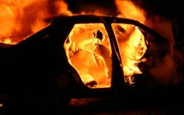  Bărbat arestat după ce a incendiat o mașină în Păcurari. Îi amenințase pe proprietari
