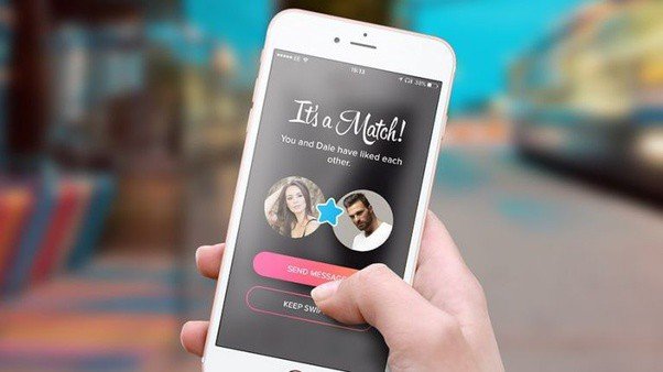 O tânără din Iași s-a trezit jefuită de un băiat cunoscut pe „Tinder”. Cum e tratat în instanță abuzul de încredere între iubiți?