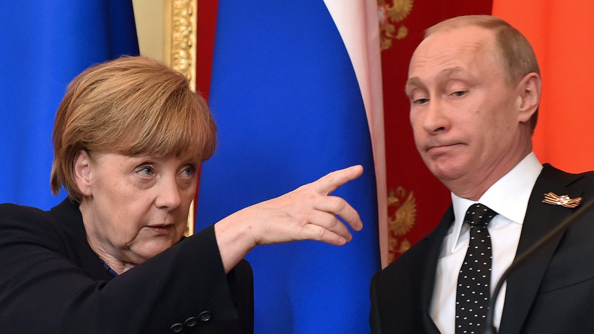 Sondaj: Românii au cea mai mare încredere în Merkel şi nu suportă valorile tradiţionale promovate de Rusia