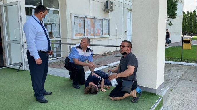  Şi-a turnat diluant pe corp şi a vrut să-şi dea foc imediat ce a vorbit cu primarul