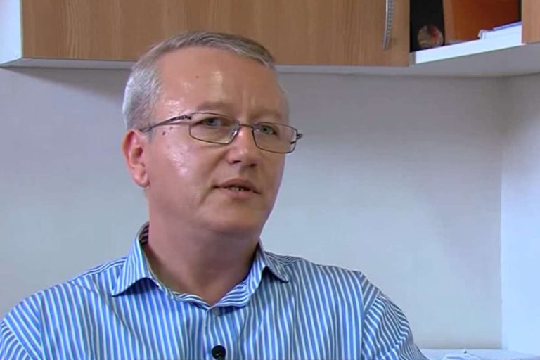 Răzvan Constantinescu, conspiraționistul cu diplomă de medic, va fi cercetat disciplinar din nou de Colegiul Medicilor, după participarea la conferințele anti-COVID