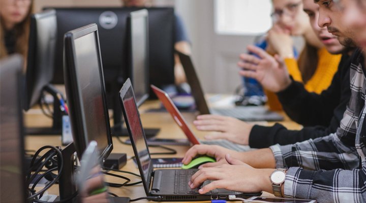  Cursuri gratuite în domeniul tehnologiei informaţiei pentru angajaţii de peste 55 de ani