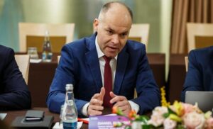 Cum îşi descrie Funeriu rivalii: Simion - Şef de galerie. Antonescu - Clăbuci. Nicuşor Dan - între fulg de păpădie şi impostură. Ponta - Definiţia imposturii. Lasconi - Extrem de şubredă intelectual