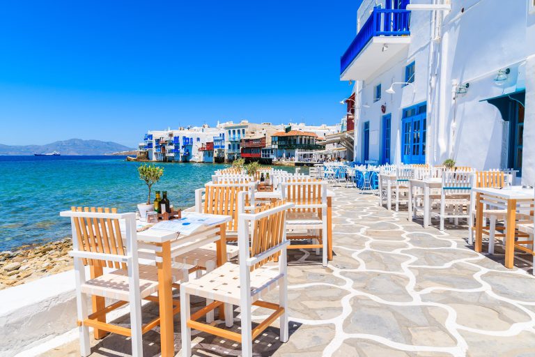Turiștii, revoltați după ce au aflat cât costă o bere pe insula grecească Mykonos: „Chiar și băuturile răcoritoare, cum ar fi Coca-Cola, costă 35 de euro!”