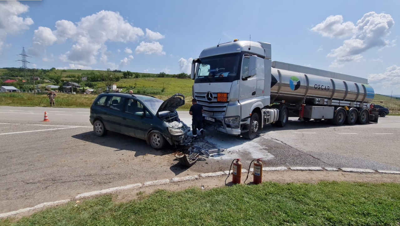 VIDEO/FOTO Bebeluș de două luni rănit într-un accident dintre o cisternă și o mașină, la Popricani