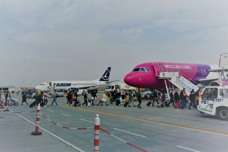  Alertă la Aeroport: jumătate de avion cu acte Covid false. Virusul vine pe calea aerului