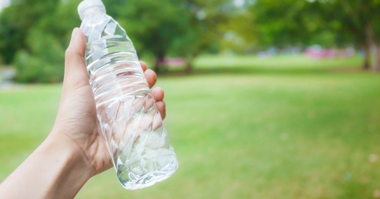 Apă mai ieftină în aeroporturi: Ce preț ar urma să aibă o sticlă de 500 ml