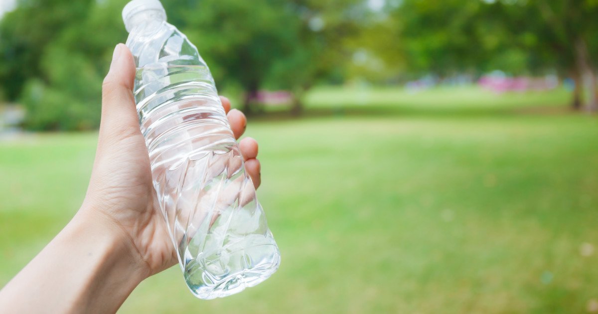  Apă mai ieftină în aeroporturi: Ce preț ar urma să aibă o sticlă de 500 ml