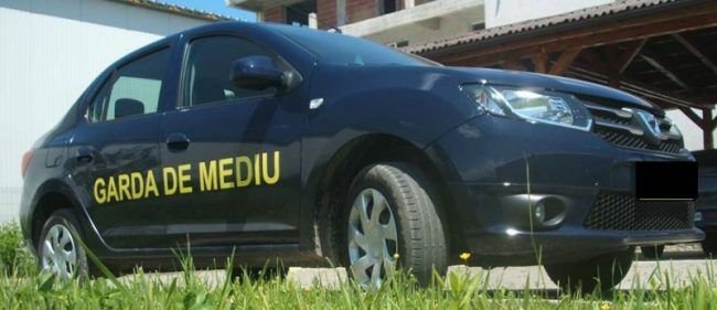 DNA a trimis în judecată mai mulți comisari ai Gărzii de Mediu Botoşani şi angajaţi ai Agenţiei pentru Protecţia Mediului. Sunt acuzați că au protejat interesele unor firme care nu respectau normele de mediu