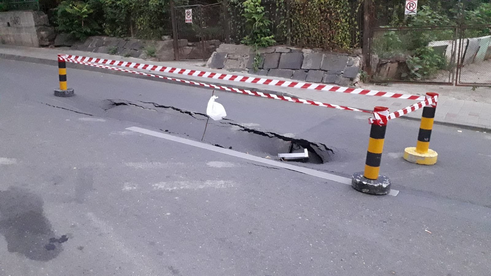  VIDEO Crater uriaș pe Săulescu. Circulația a fost oprită