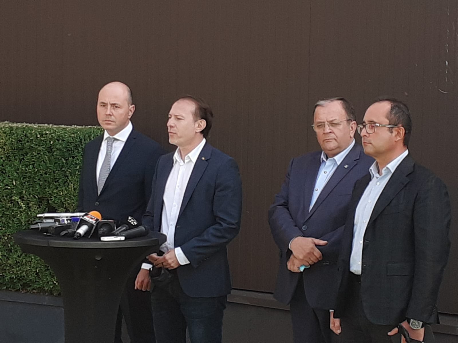  VIDEO – FOTO: Premierul Cîţu, vizită la Iaşi cu Gheorghe Flutur. Au fost şi protestatari