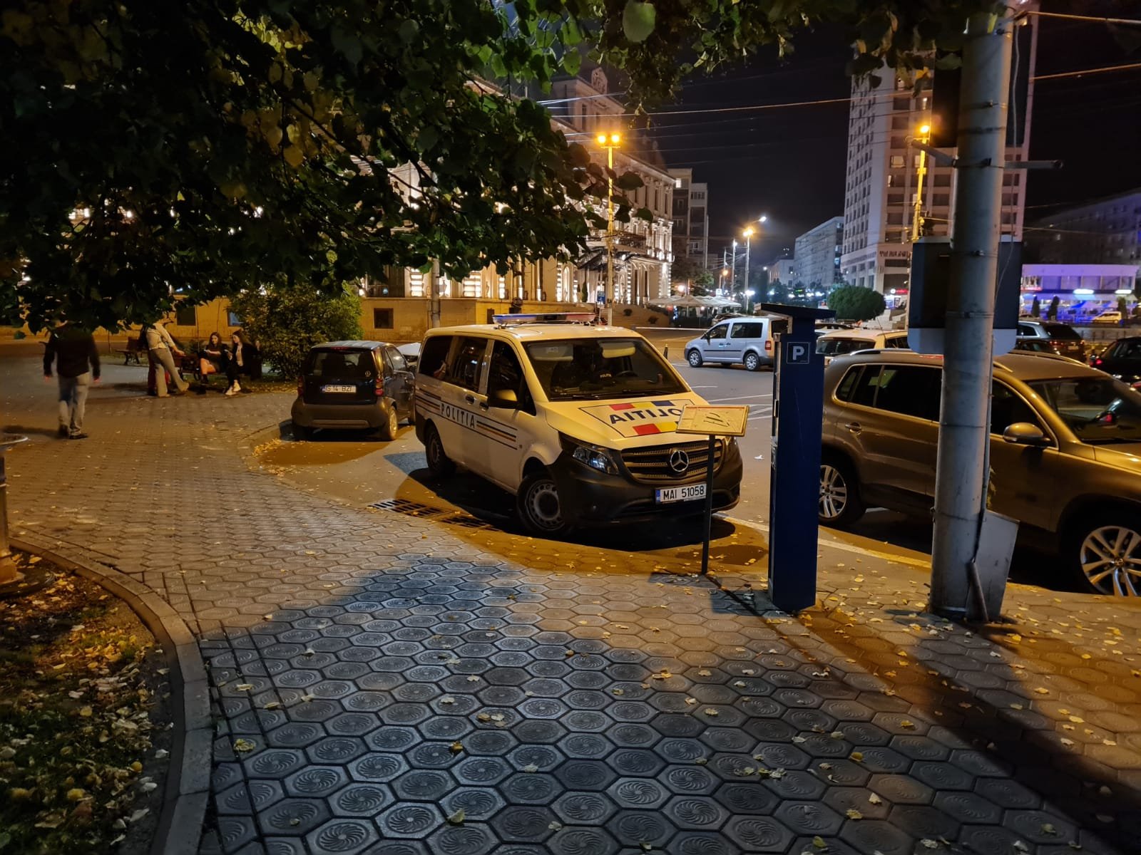  UPDATE. VIDEO Percheziții la sediul BZI din Piața Unirii. Familia Asimionesei, ținută afară.