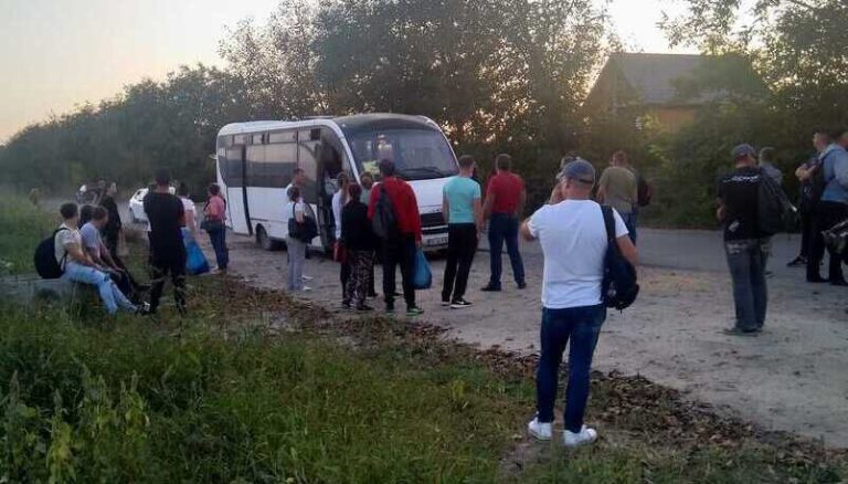 FOTO: Călători abandonați pe drumul Iași - Ungheni de șoferul microbuzului