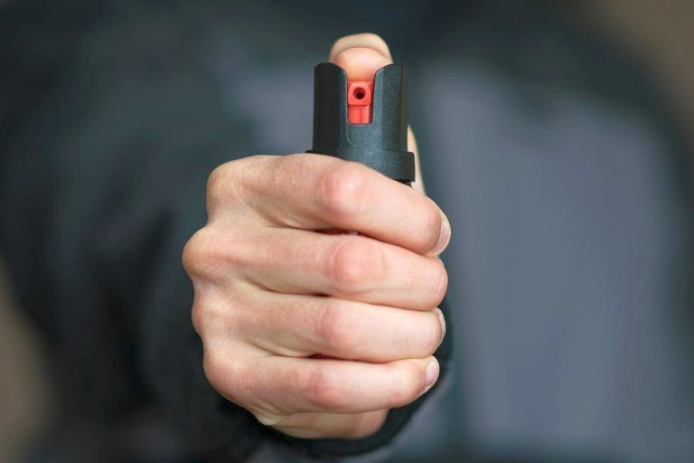 Un tânăr de 17 ani a dat cu spray lacrimogen în clasă, într-un liceu din Caracal. Şase eleve s-au simţit rău şi au fost duse la spital