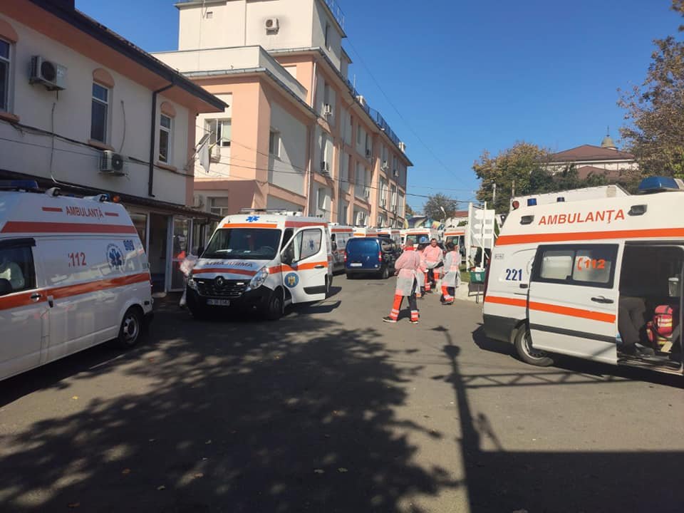  Bolnavii nu au voie să iasă din ambulanţe. Îşi fac nevoile în saci de plastic