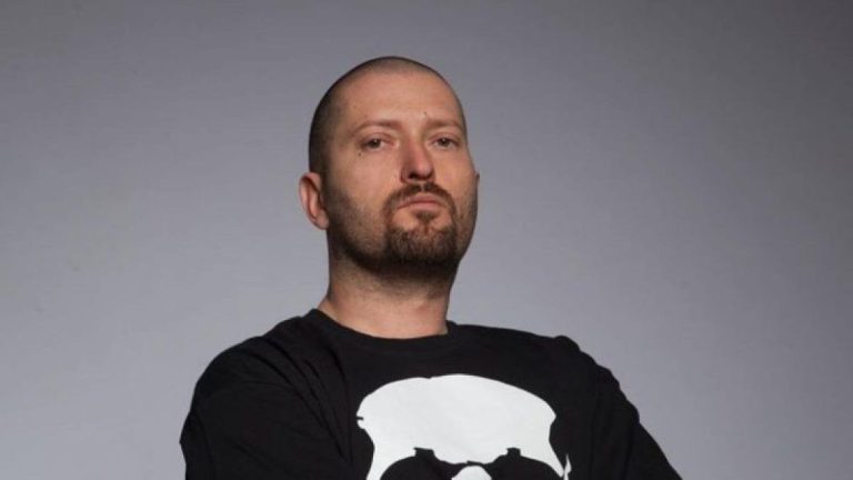 Cheloo, prins drogat în curtea Catedralei Mântuirii Neamului. Solistul trupei Paraziții a făcut scandal