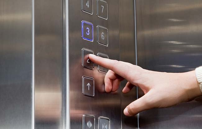 Un lift a căzut în gol într-un bloc din Timișoara. Patru persoane, printre care un copil, au rămas blocate