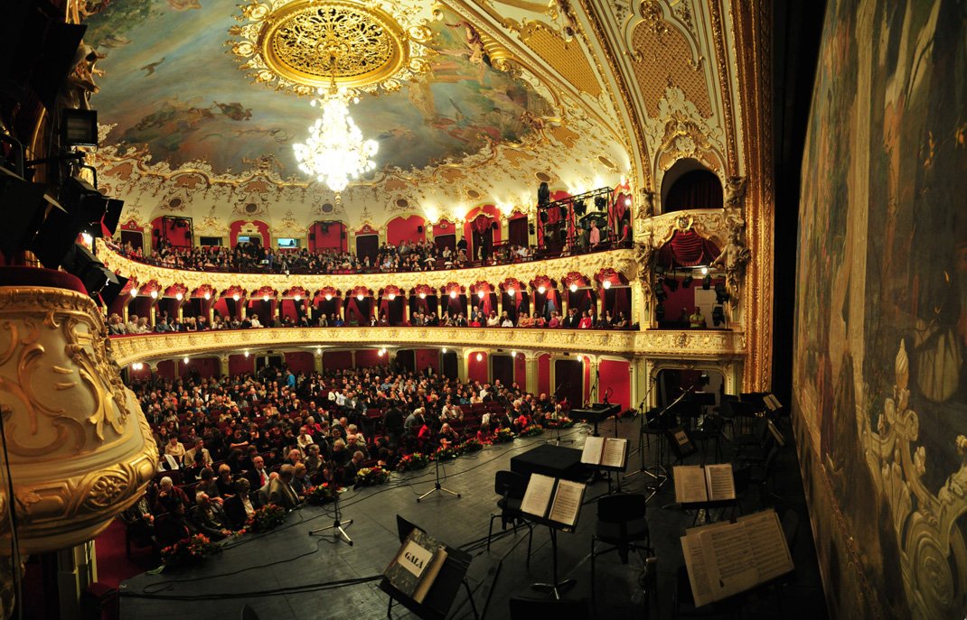  Ministerul Culturii anunţă că transformă locurile de protocol în bilete pentru public vândute cu reducere pentru anumite categorii