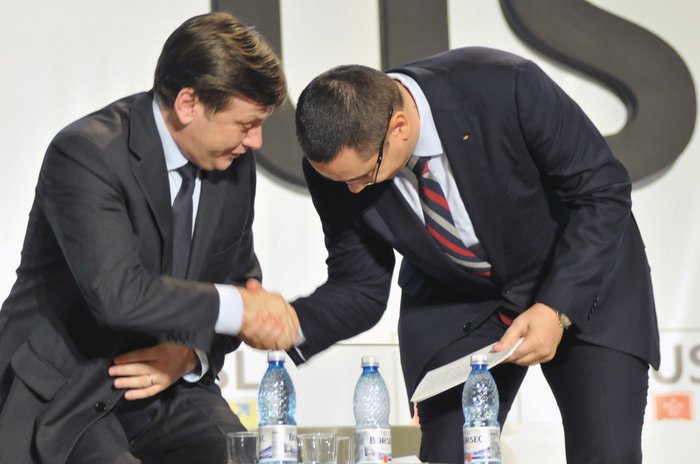 Crin Antonescu, despre momentul în care a refuzat să dea mâna cu Ponta: „Am realizat mai târziu că în sală este Irina, fiica sa şi Andrei, fiul său, am simţit o crispare”