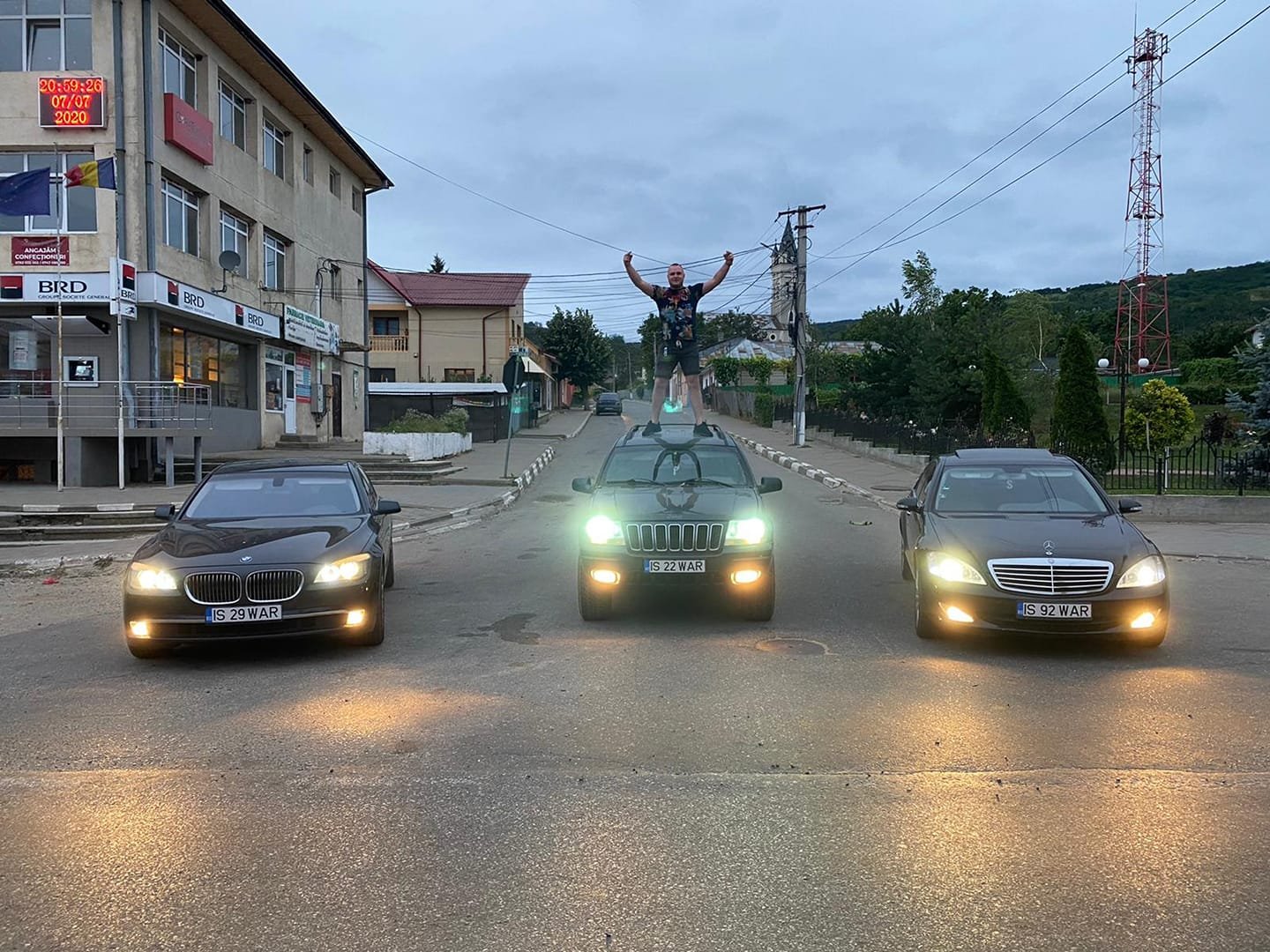  Individul care s-a pozat urcat pe o maşină, în faţa Poliţiei, a fugit în Anglia