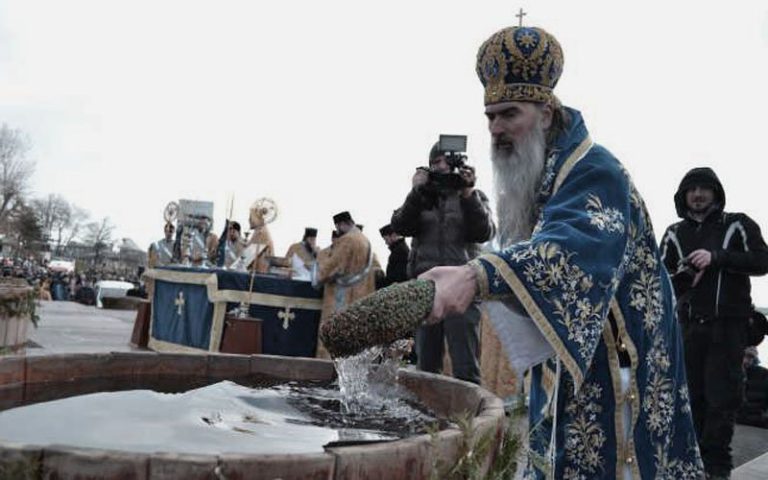 Scandalos! Medic filmat în timp ce spunea că Teodosie a băgat cipuri în agheasmă!