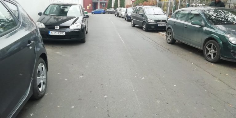 FOTO: Pietonii din Iași riscă să fie luați pe sus de mașini în acest loc. Iată trotuarul!