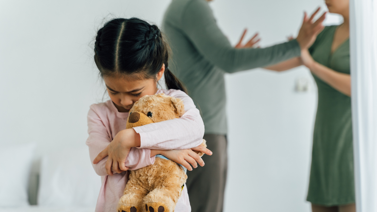  „Nu iese nicăieri! Să vadă și el ce fel tată are: boșorog libidinos, incapabil să facă sex!”. Certurile în fața copilului – opinia psihologului