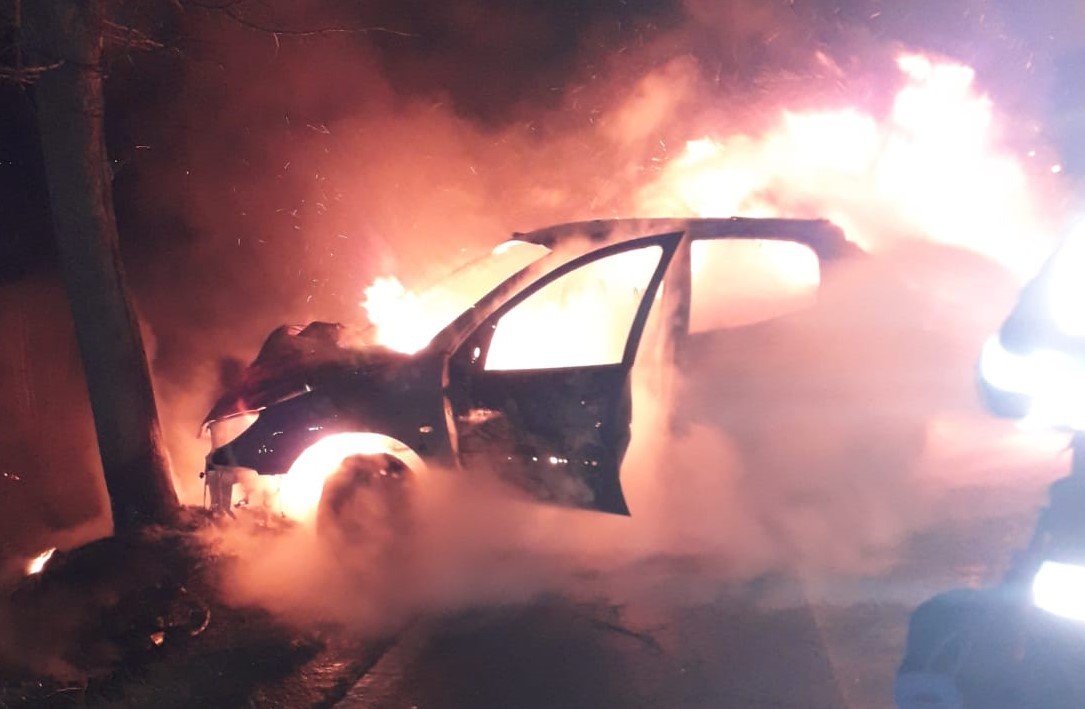 Trei mașini au luat foc în localitatea Tătăruşi. Incendiul a pornit de la un conductor defect sau care nu fusese izolat corespunzător