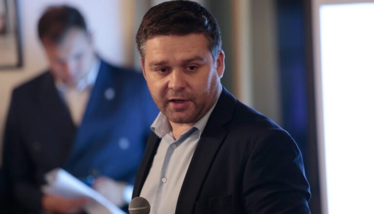 Ciprian Ciucu: Vorbim despre un sistem care şi-a inventat propriul antisistem, pentru că doamna Alexandrescu asta reprezintă: sistemul Dragnea, sistemul Dăncilă, sistemul Ponta, sistemul Năstase