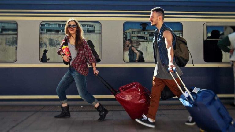 Comisia Europeană va distribui tinerilor 35 500 de permise de călătorie gratuite DiscoverEU. Cum se pot obține aceste permise