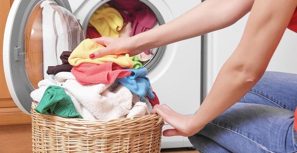 Produsul din bucătărie pe care-l poți folosi ca balsam de haine. Scoate mirosul, elimină bacteriile
