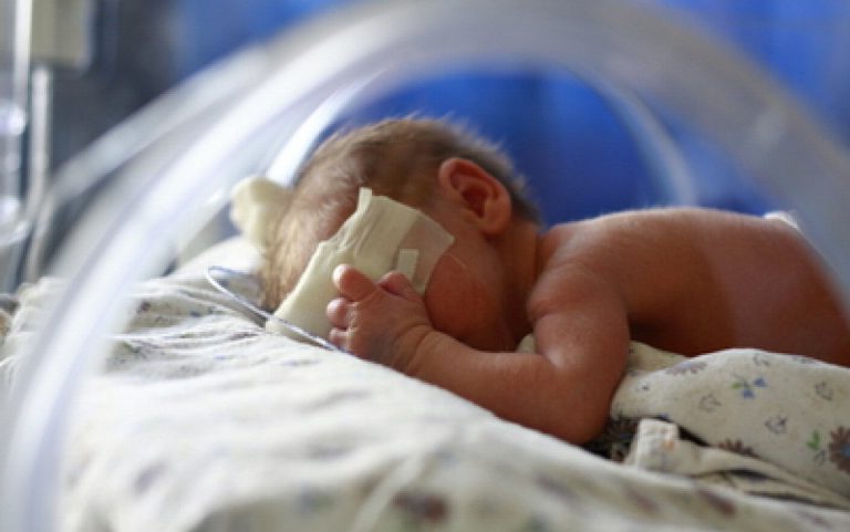 Ce a salvat viața copilului de la Pașcani aruncat în latrină: a avut puterea să plângă și l-a auzit ambulanțierul
